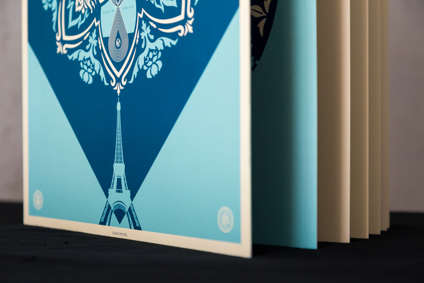 Livre "Earth Crisis" par Shepard Fairey - Zoom couverture volume 1