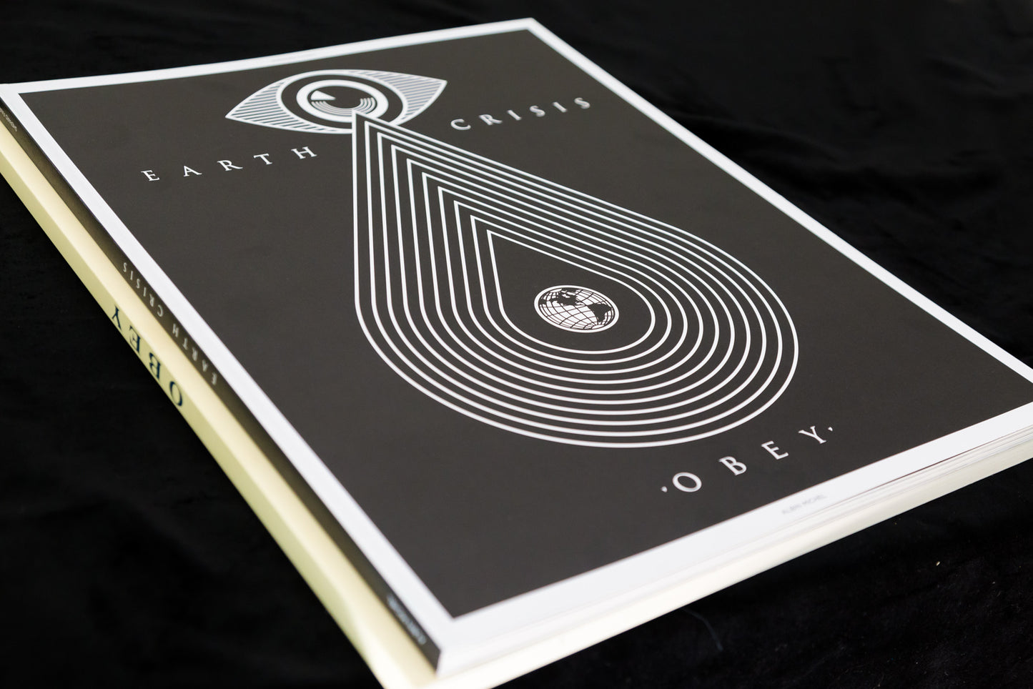 Livre "Earth Crisis" par Shepard Fairey - Couverture volume 2
