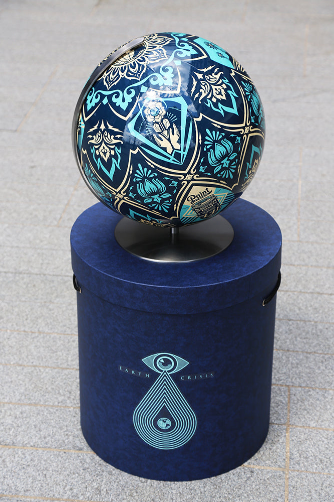 Globe "Earh Crisis" par Shepard Fairey et sa boite socle