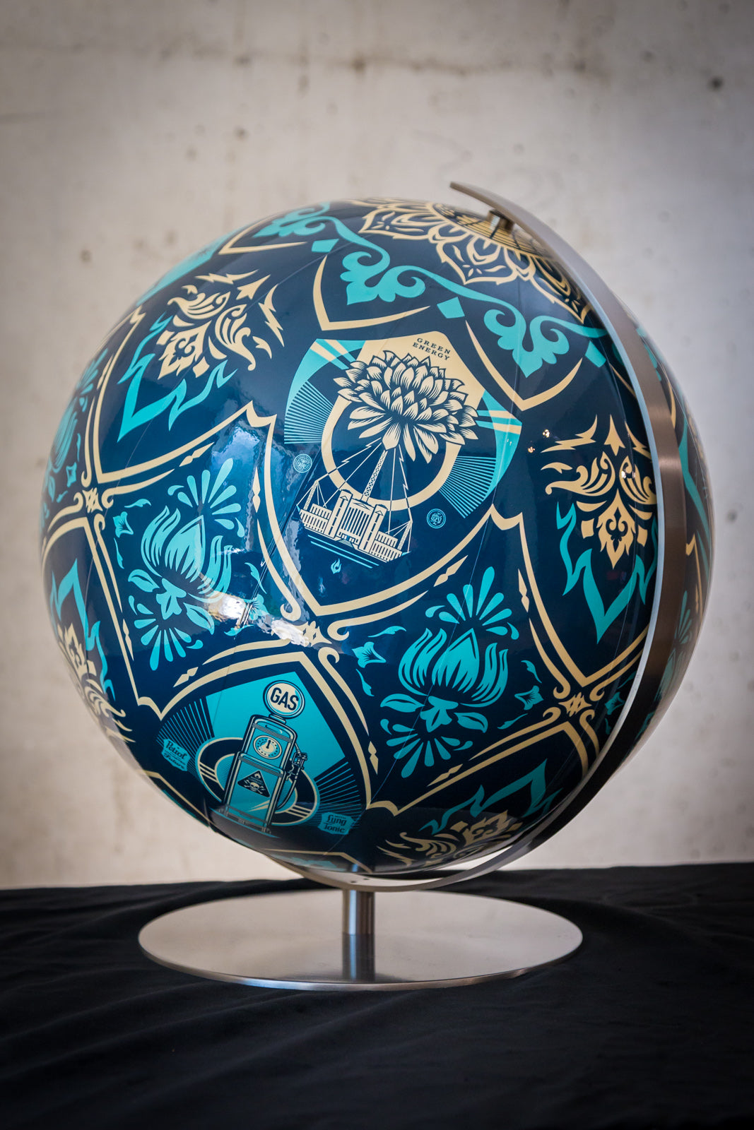 Globe "Earh Crisis" par Shepard Fairey