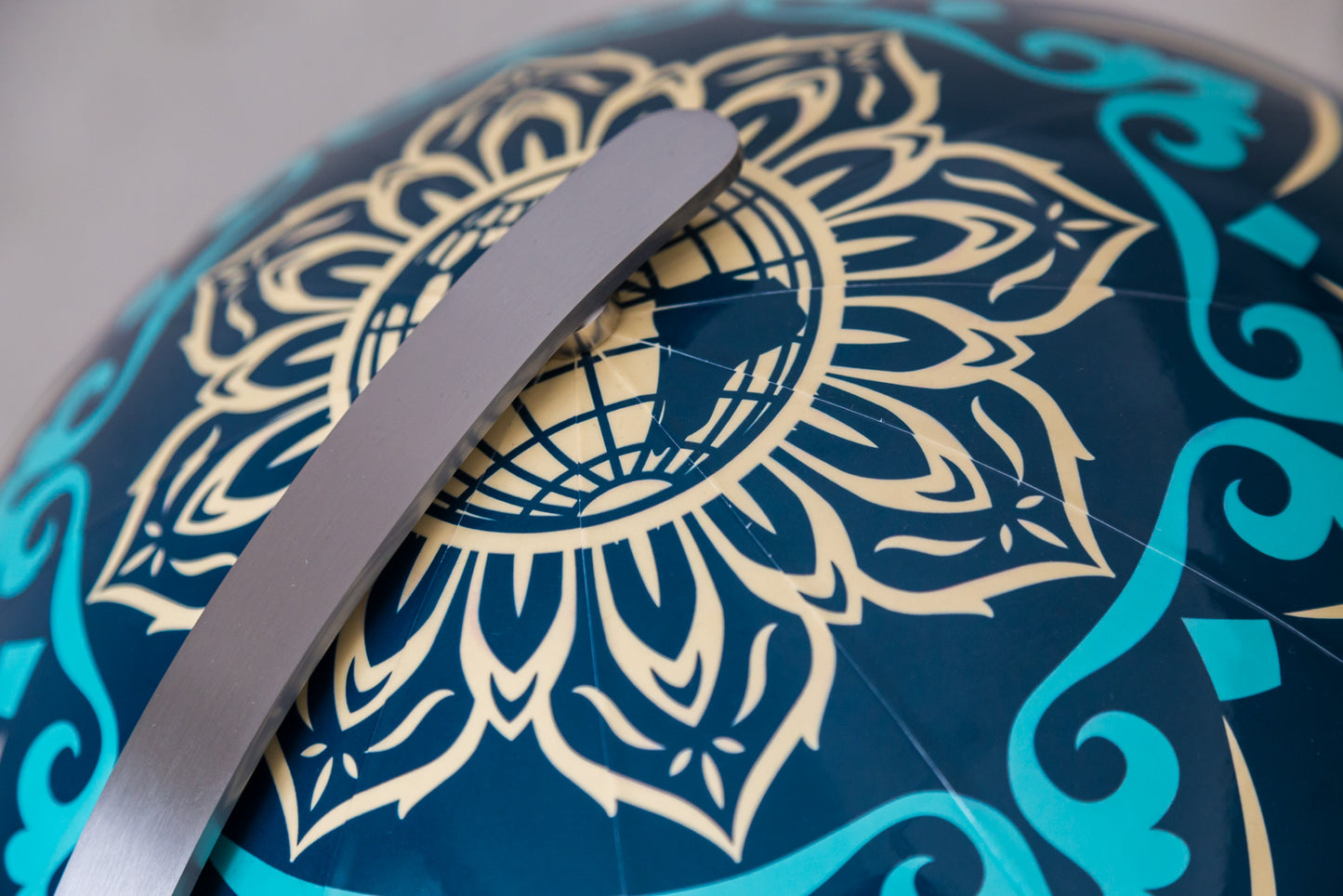 Globe "Earh Crisis" par Shepard Fairey - Zoom