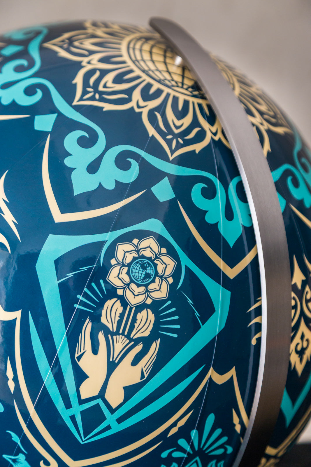 Globe "Earh Crisis" par Shepard Fairey - Zoom