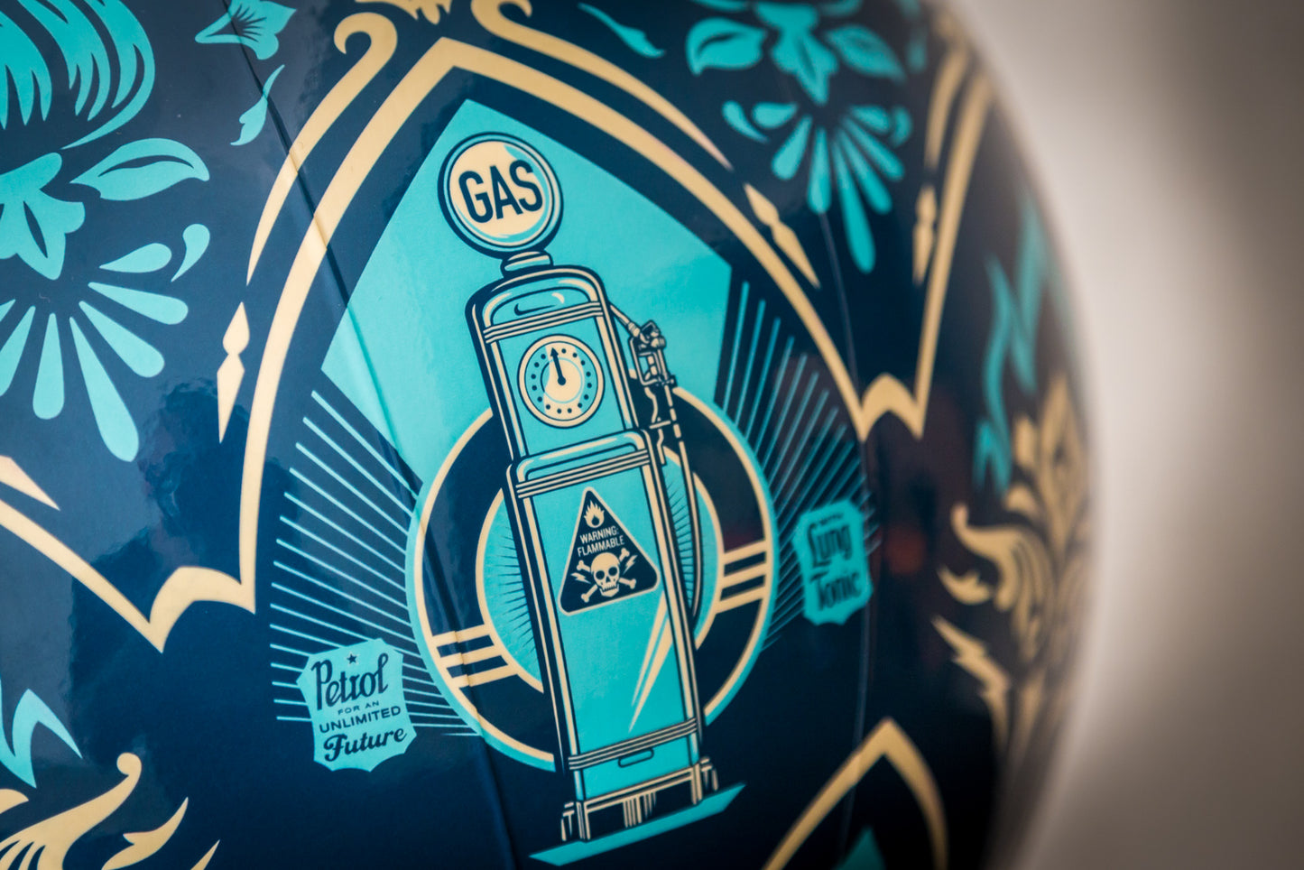 Globe "Earh Crisis" par Shepard Fairey - Zoom