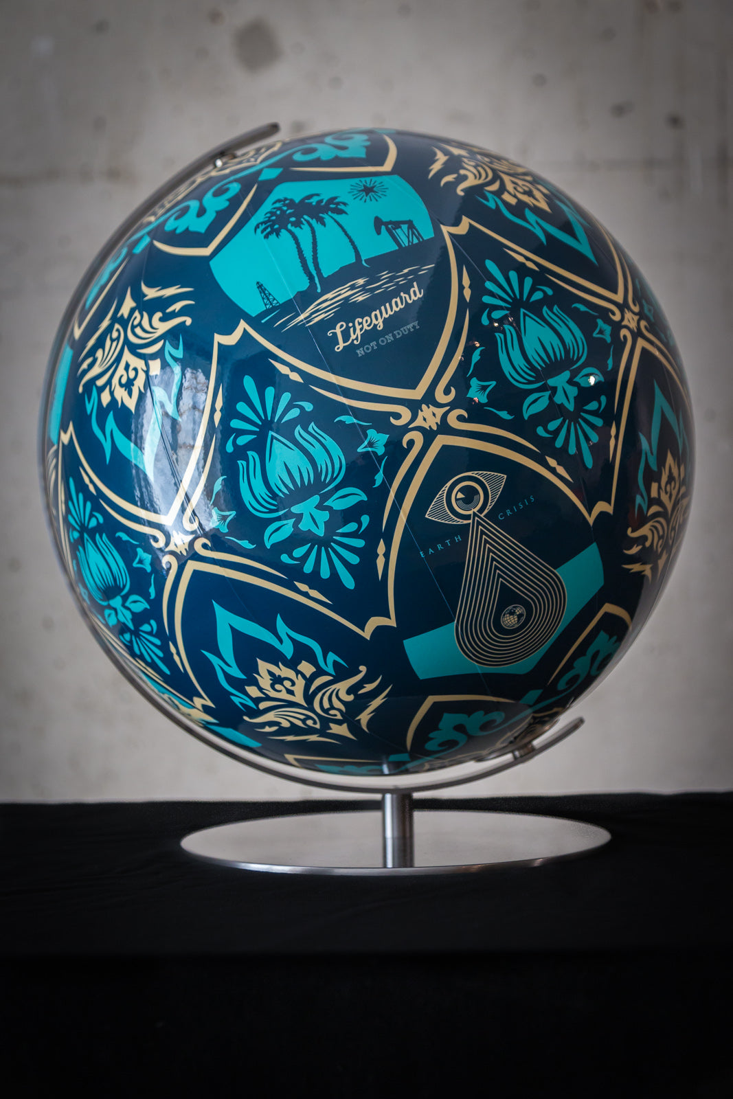 Globe "Earh Crisis" par Shepard Fairey