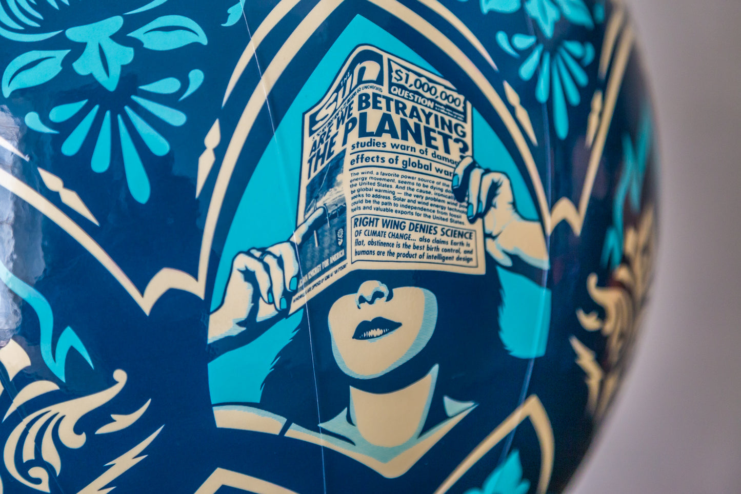 Globe "Earh Crisis" par Shepard Fairey - Zoom